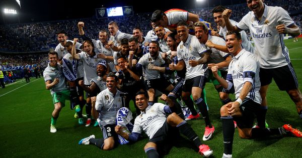 Foto: Los jugadores del Real Madrid celebran el título de Liga conseguido en La Rosaleda. (Reuters)