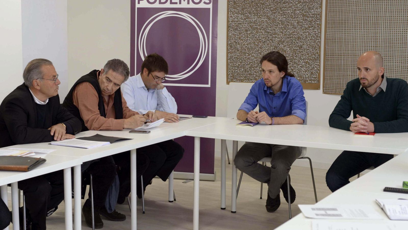 Foto: Encuentro entre el secretario general de Podemos, Pablo Iglesias, y el responsable de Economía, Nacho Álvarez, con representantes de Economistas Frente a la Crisis. (EFE)