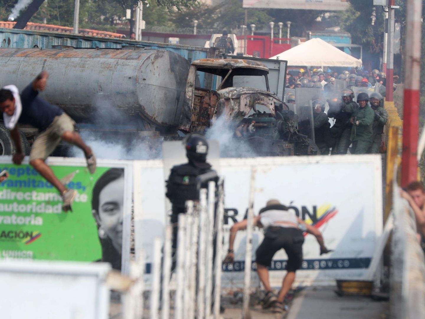 Manifestantes se enfrentan con la Guardia Nacional Bolivariana en el lado colombiano del Puente Internacional Simón Bolívar, en Cúcuta, Colombia. (EFE)