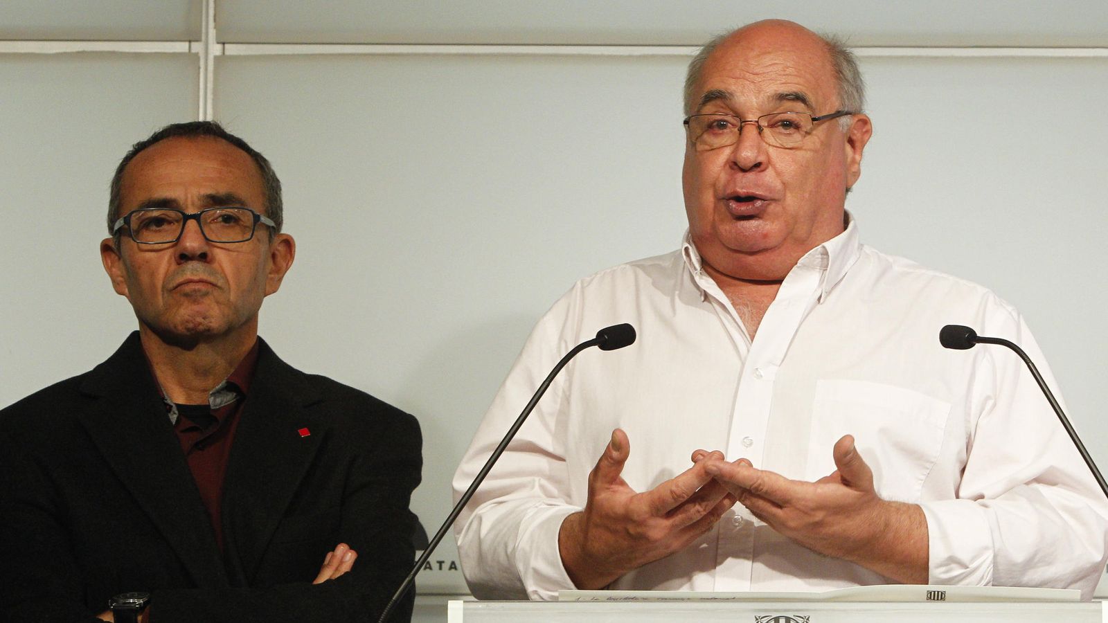 Foto: Lluís Rabell, junto al diputado de su formación Joan Coscubiela, durante su comparecencia ante los medios en octubre de 2015. (EFE)