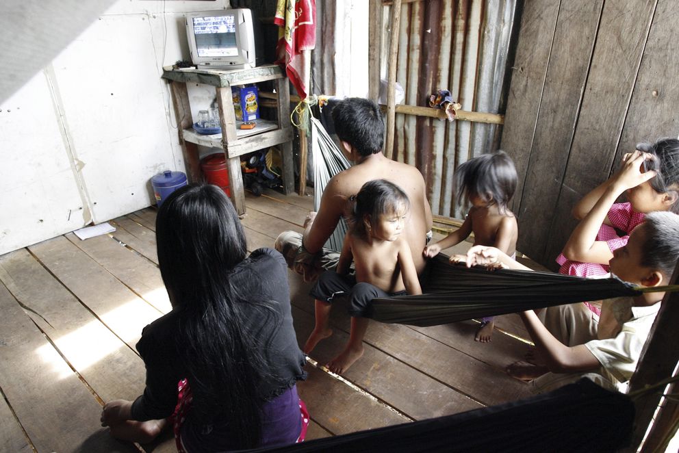 Dos víctimas de abusos sexuales en su casa en Preah Sihanouk, Camboya (Reuters).  