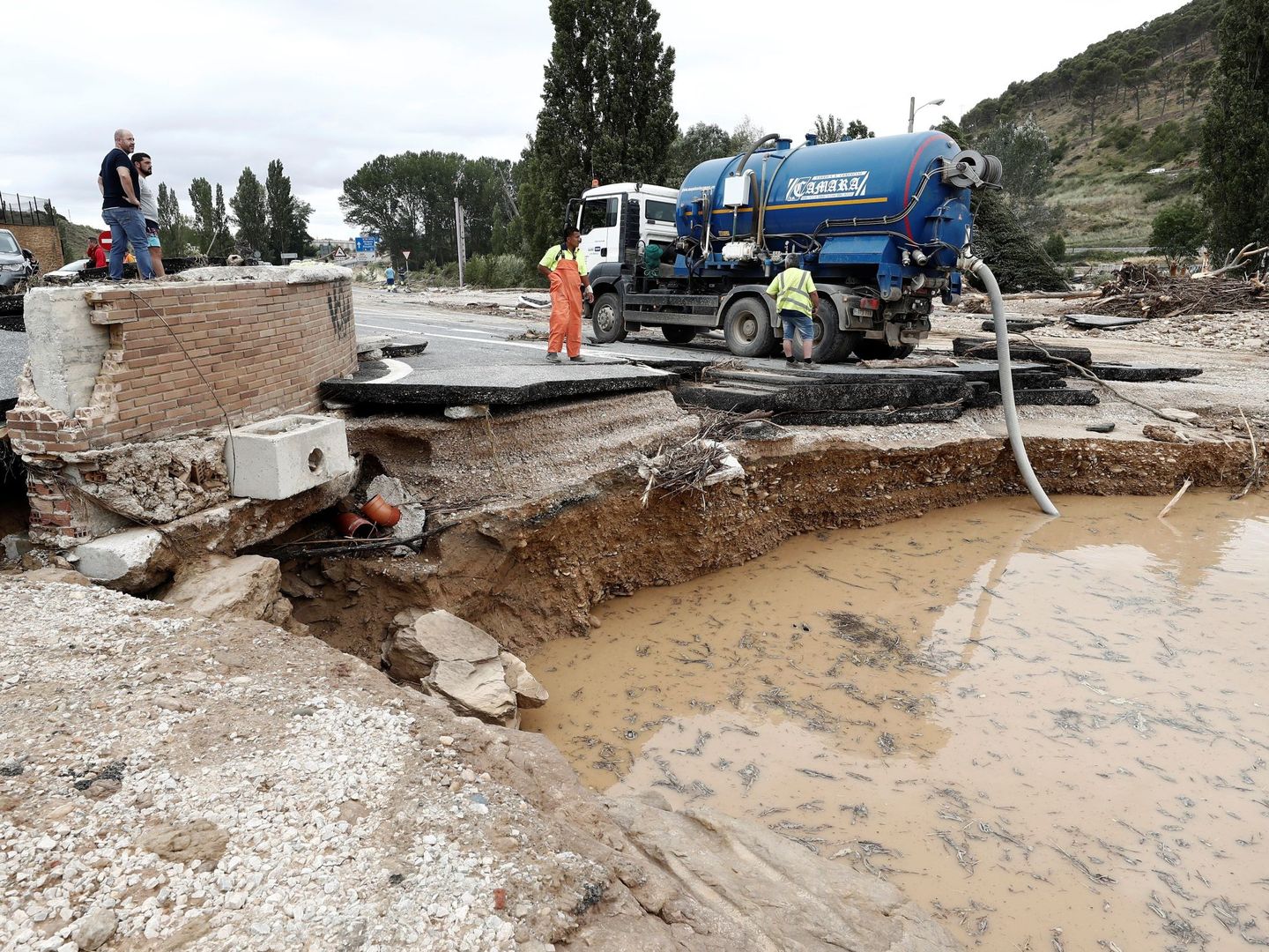 Destrozos tras las lluvias torrenciales recientes en Navarra. (EFE)