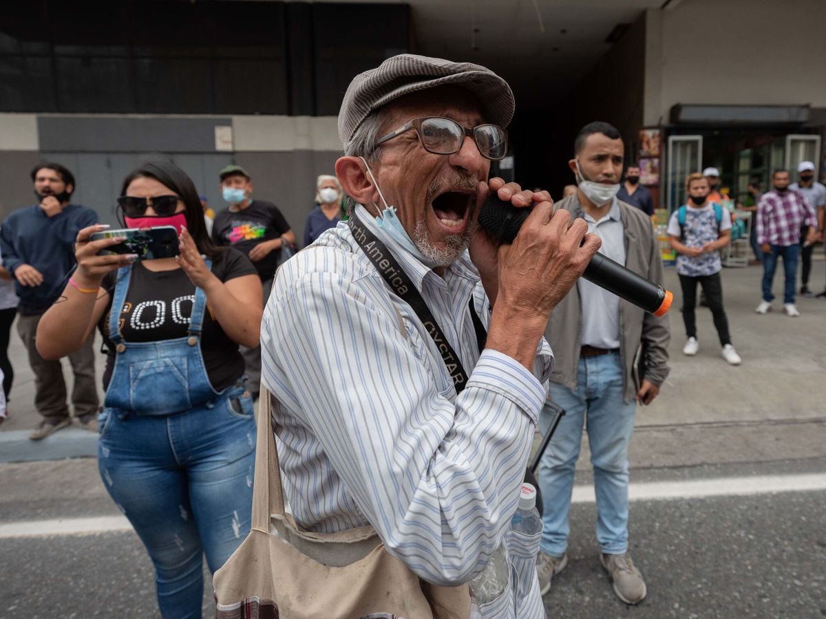 Foto: Un hombre participa en una manifestación para exigir una reunión con el fiscal de la Corte Penal Internacional (CPI), Karim Khan, en Venezuela. (EFE)