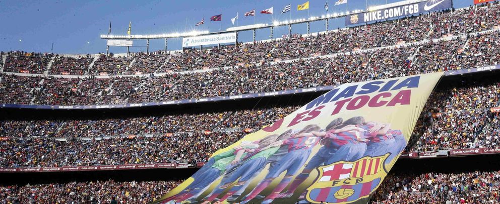 'La Masía no se toca', se leyó ayer en una gran pancarta en el Camp Nou. (Reuters)
