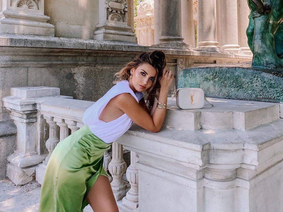 Foto: La influencer Alexandra Pereira, con una falda midi satinada. (Instagram @alexandrapereira)