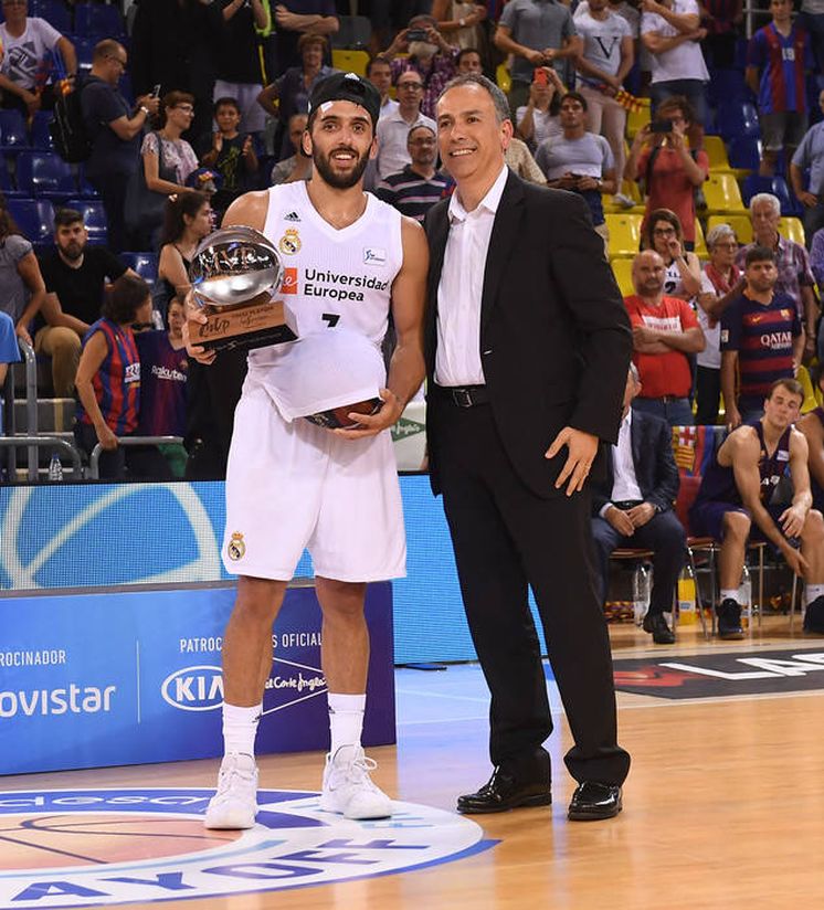 Foto: Facundo Campazzo recibe el trofeo al 'MVP' de la final de la Liga Endesa. (ACB Photo)