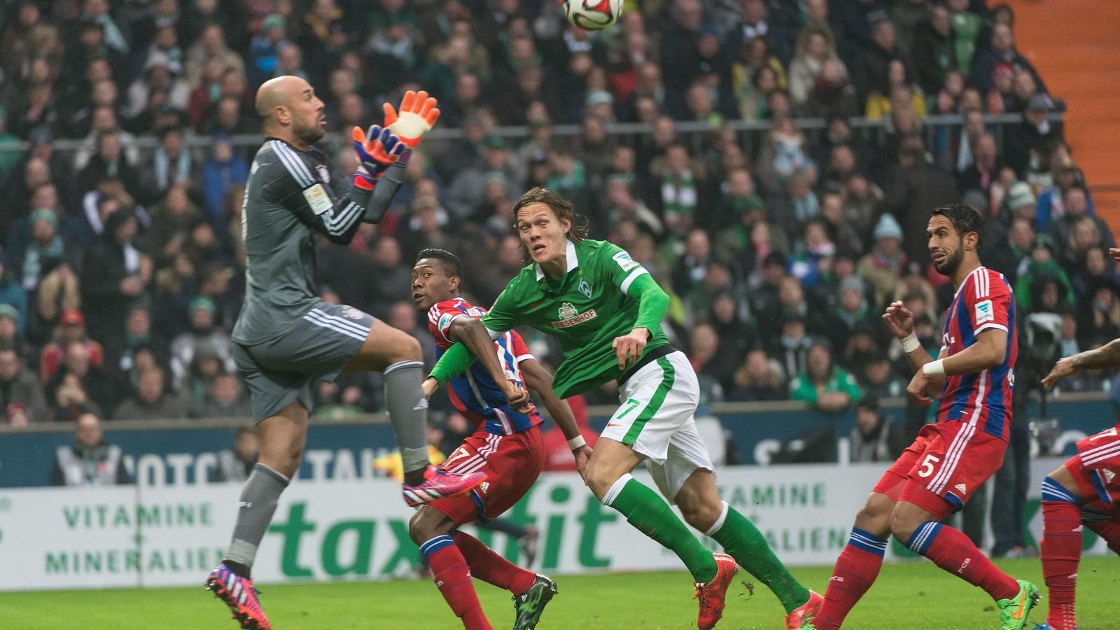 Foto: Pepe Reina en acción durante el Werder Bremen-Bayern (Imago Sportfoto)