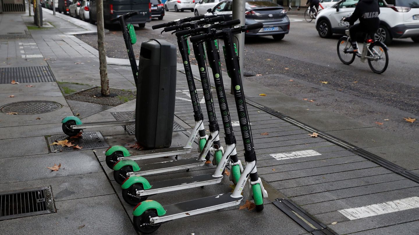 Varios patinetes eléctricos de alquiler, aparcados en una calle de Madrid. (EFE)