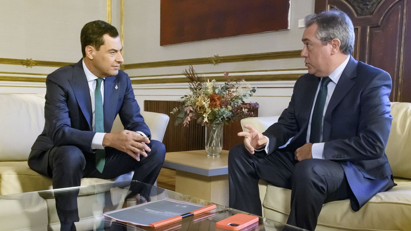 Momento de la reunión entre Juanma Moreno y Juan Espadas. (EFE/Raúl Caro)