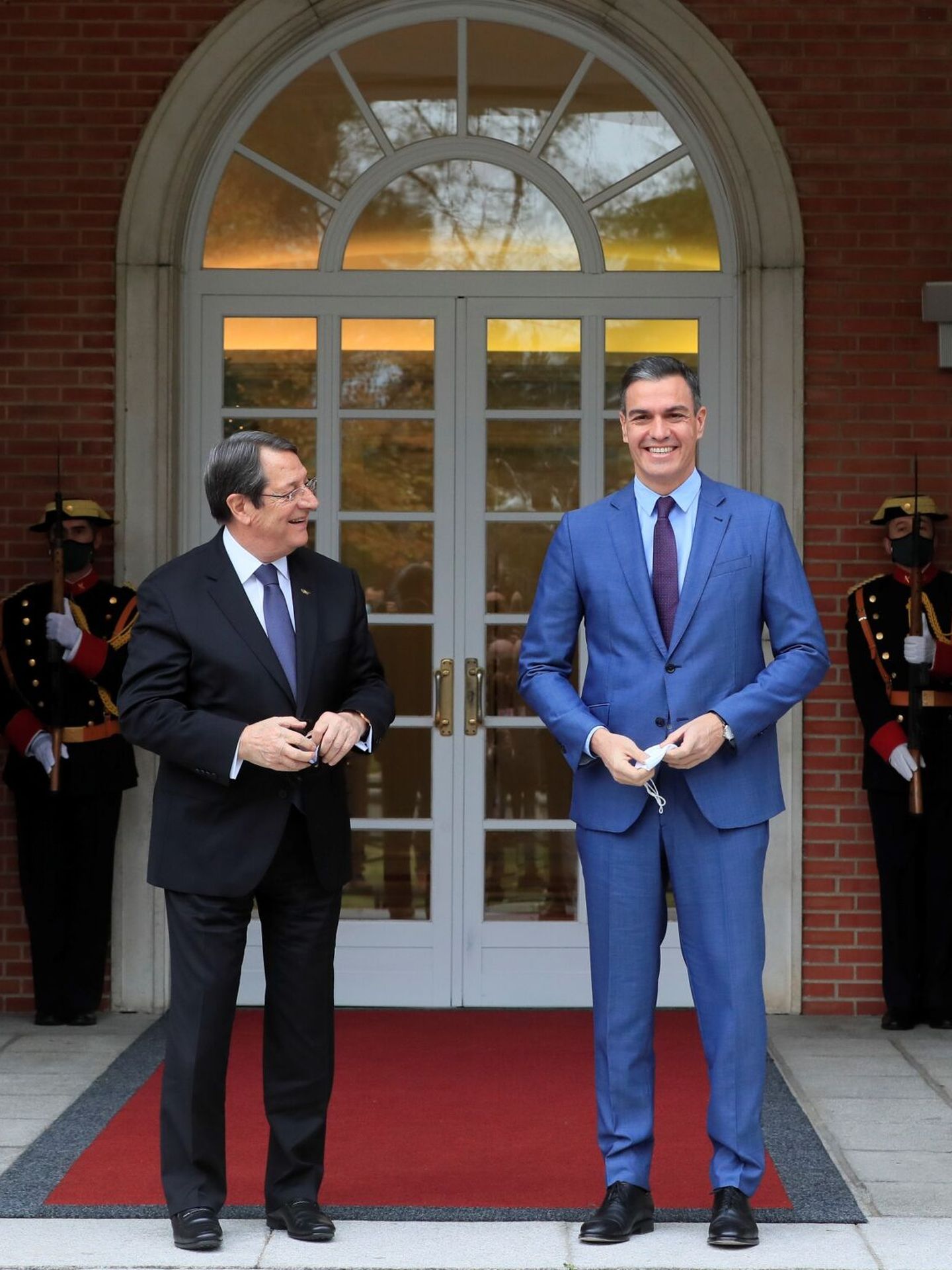 El presidente de Chipre, con Pedro Sánchez en Moncloa antes de ser recibido en Zarzuela por el Rey. (EFE)