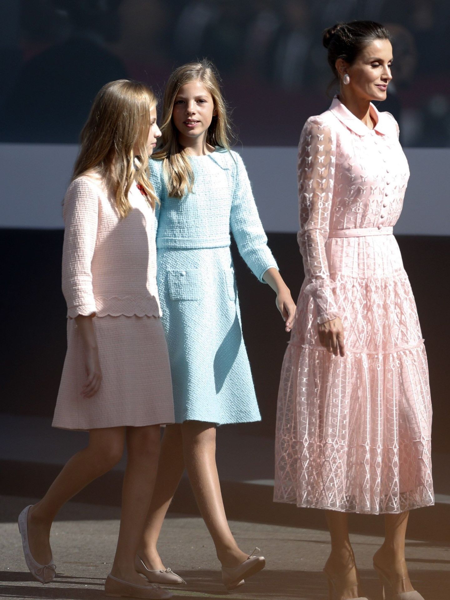 La princesa Leonor, la reina Letizia y la infanta Sofía, en el desfile de la Fiesta Nacional de 2019. (EFE)