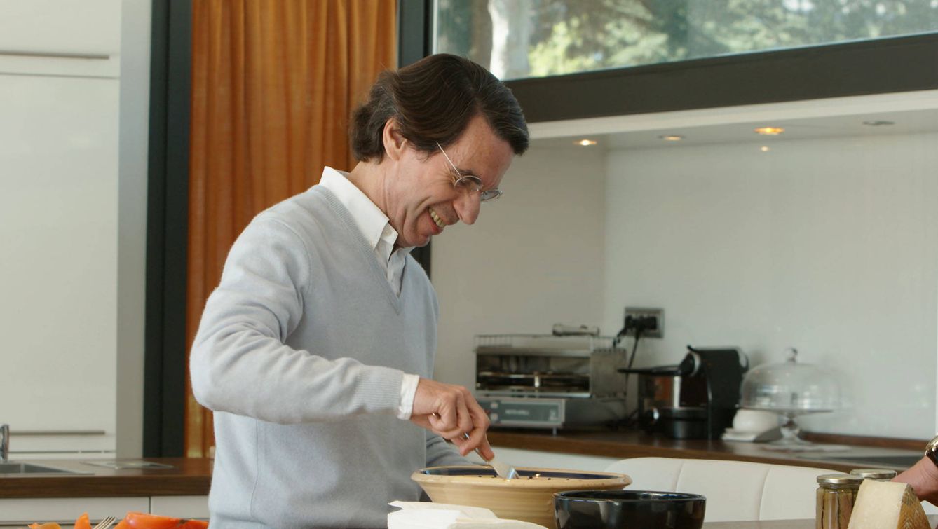 José María Aznar haciendo una ensalada en 'Mi casa es la tuya'.