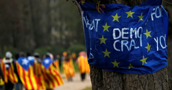 Foto: Manifestantes con esteladas junto a una bandera europea. (Reuters)
