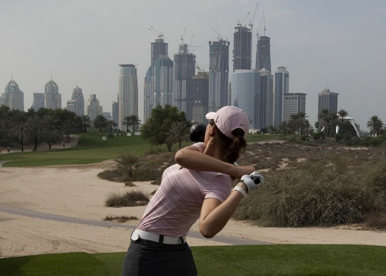 La estadounidense Michelle Wie juega el torneo de golf Dubai Ladies Masters en Dubái, Emiratos (Reuters). 