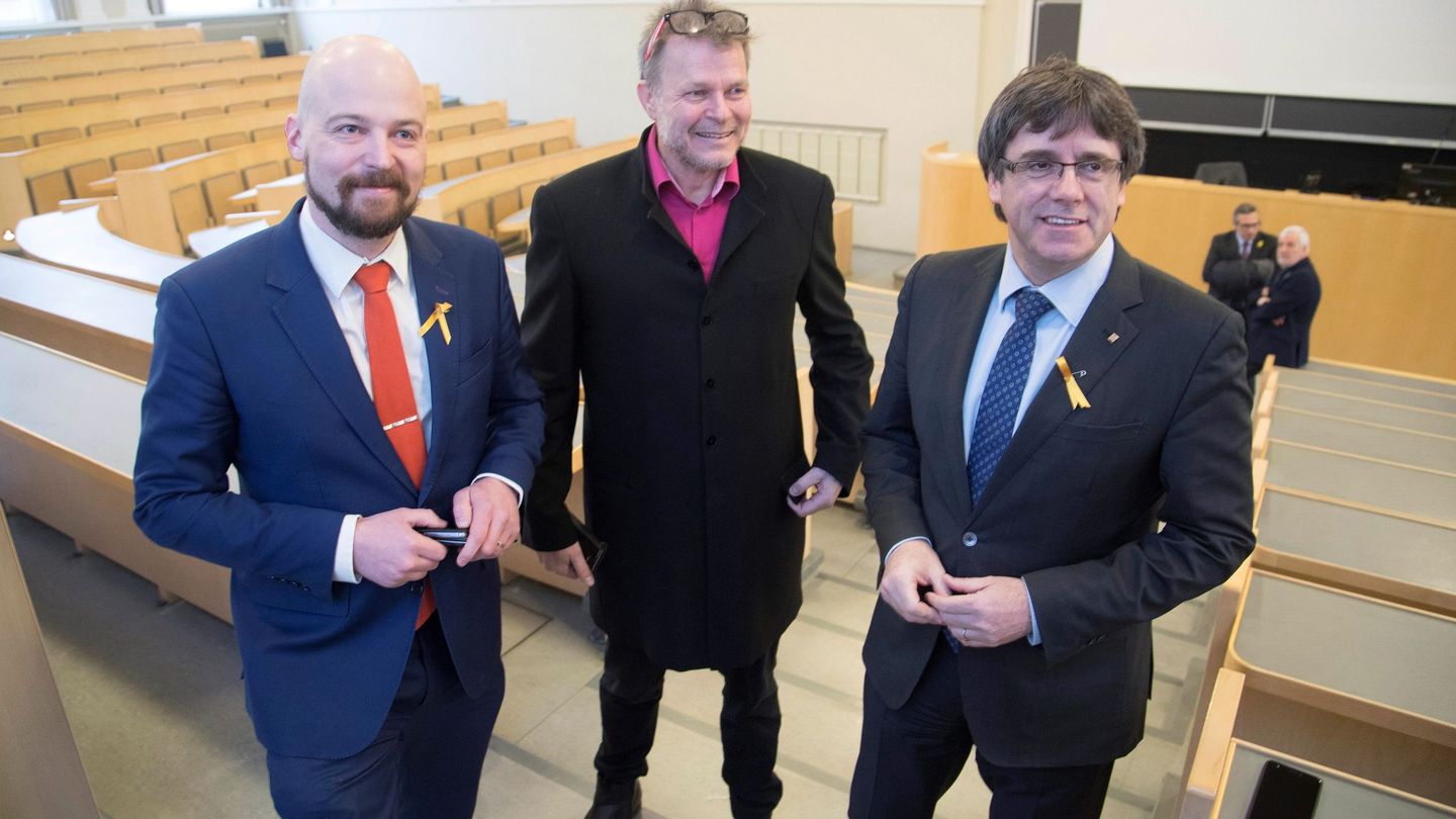 Puigdemont con el parlamentario finlandés Mikko Karna (i) y el profesor Teivo Teivainen en Helsinki. (EFE)