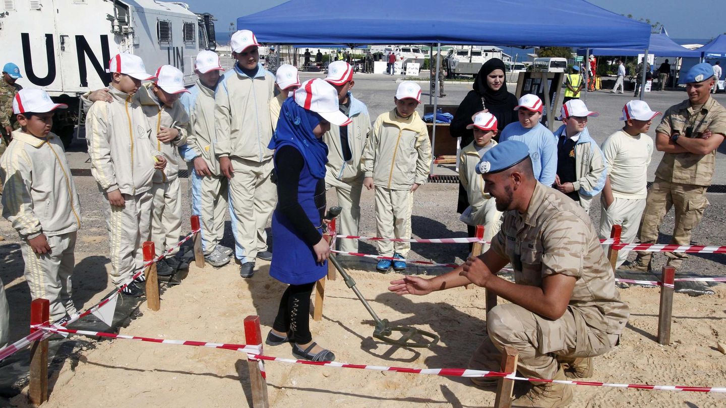 Un soldado de la ONU enseña a nos escolares cómo se usa un detector, en los cuarteles de la UNIFIL en Naqoura, en abril de 2014 (Reuters)