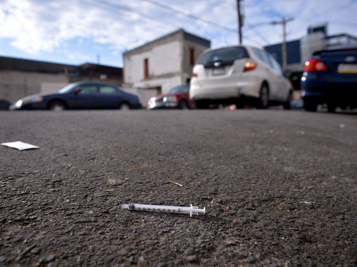 Foto: Una jeringuilla utilizada para inyectar heroína, en las calles de Kensington, en el estado de Pensilvania. (Reuters)