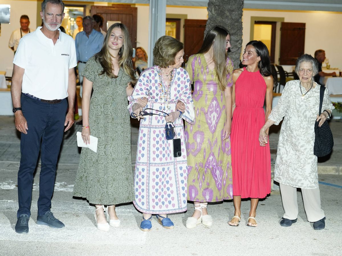 Foto: Los Reyes y sus hijas, con doña Sofía y la princesa Irene. (Limited Pictures)