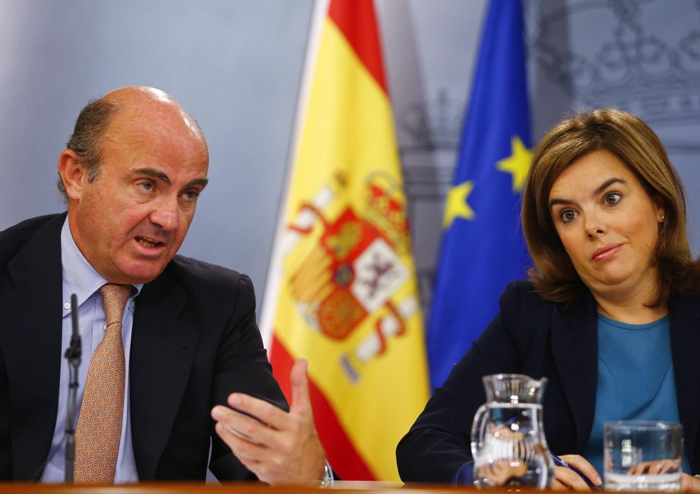 Foto: El ministro de Economía, Luis de Guindos, y la vicepresidenta Soraya Sáenz de Santamaría. (Reuters)