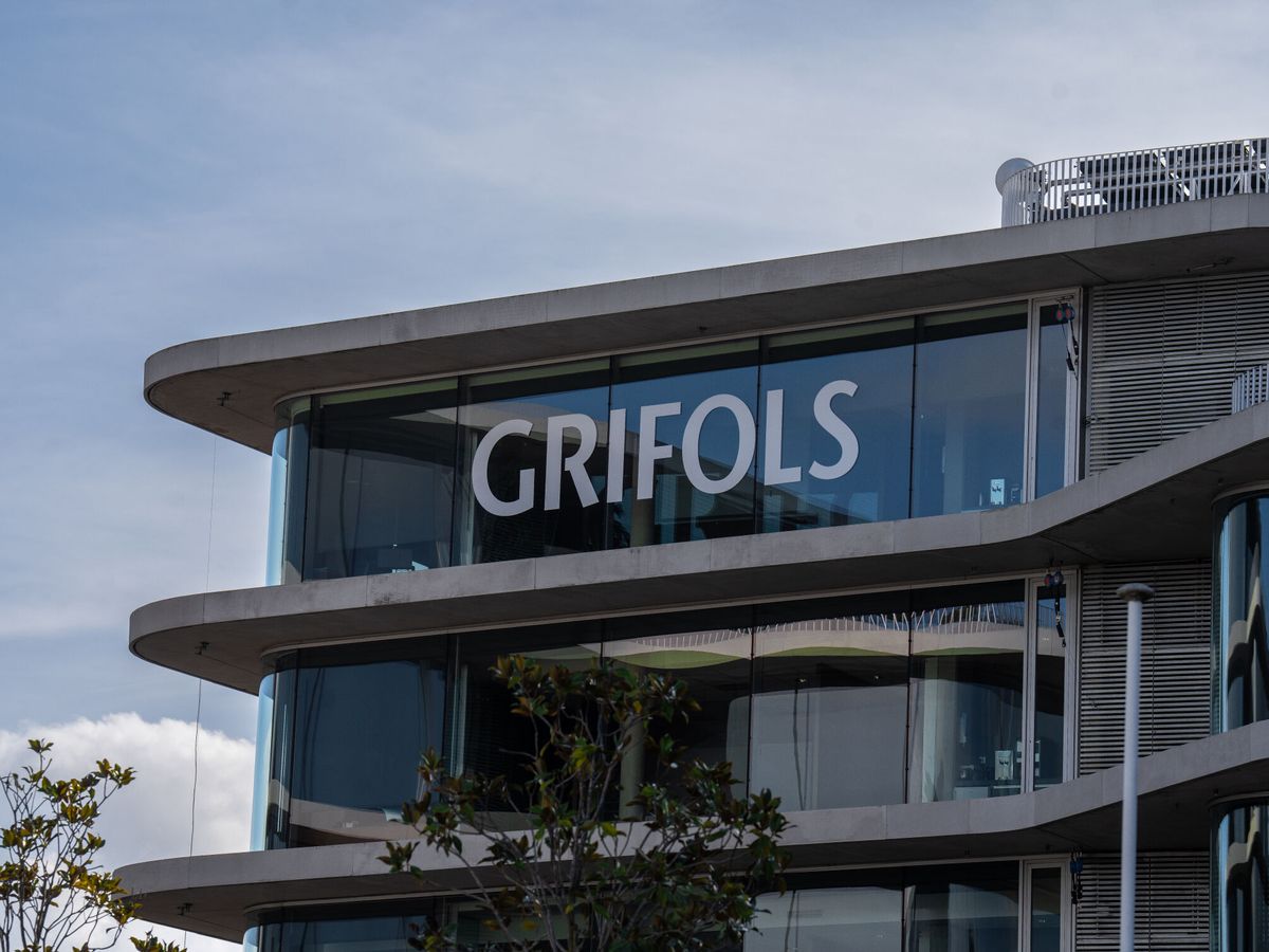 Foto: Logo de Grifols en su sede de Barcelona. (Europa Press/David Zorrakino)