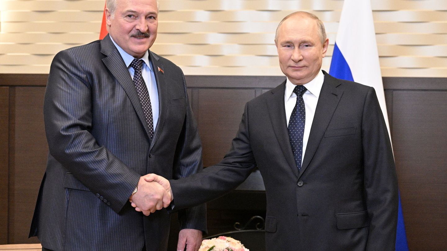 Alexandr Lukashenko junto a Vladímir Putin. (EFE/ Ramil Sitidikov)