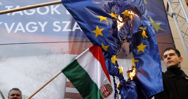 Foto: Un político húngaro de extrema derecha, quemando la bandera de la Unión Europea en Budapest. (Reuters)