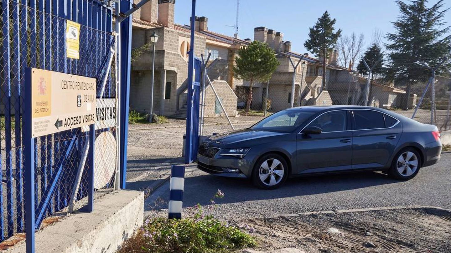El coche de Iñaki Urdangarin, a las puertas de la cárcel de Brieva. (EFE)