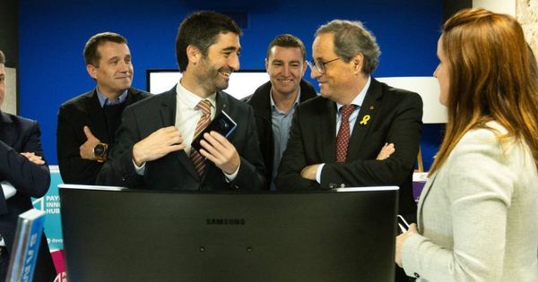 Foto: El consejero de Políticas Digitales, Jordi Puigneró, junto a Quim Torra. (EFE)