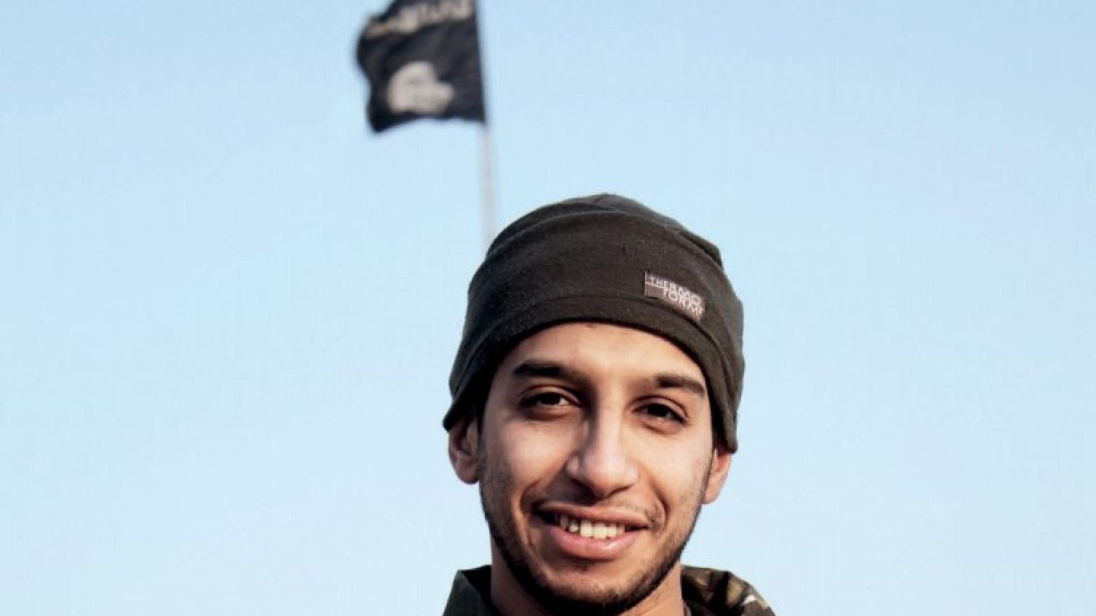 Foto: Abdelhamid Abaaoud, en una imagen publicada en la revista online Dabig del ISIS (Reuters)