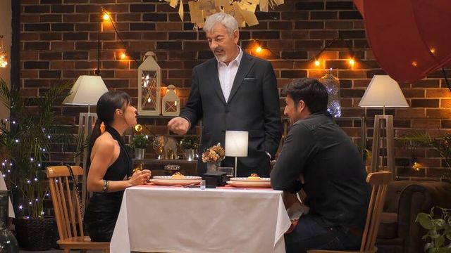 Carlos Sobera junto a Cristina Zapata y Víctor en 'First Dates'. (Mediaset)