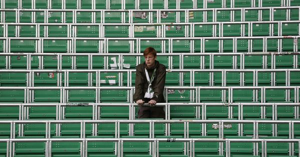 Foto: Un solitario aficionado del Celtic en la grada de pie de Celtic Park, inaugurada esta temporada. (Craig Brough/Reuters)