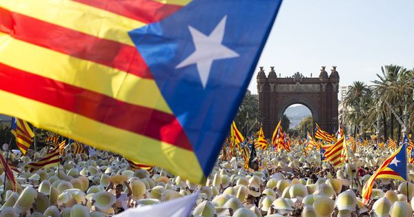 Foto: Imagen de archivo de miles de personas en el Arco del Triunfo de Barcelona durante una manifestación a favor de la independencia el pasado septiembre. (EFE)