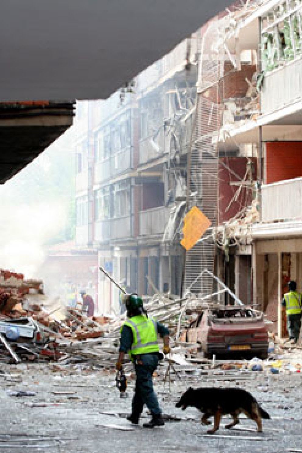 Foto: Rescatan a la séptima víctima mortal de la explosión de Palencia