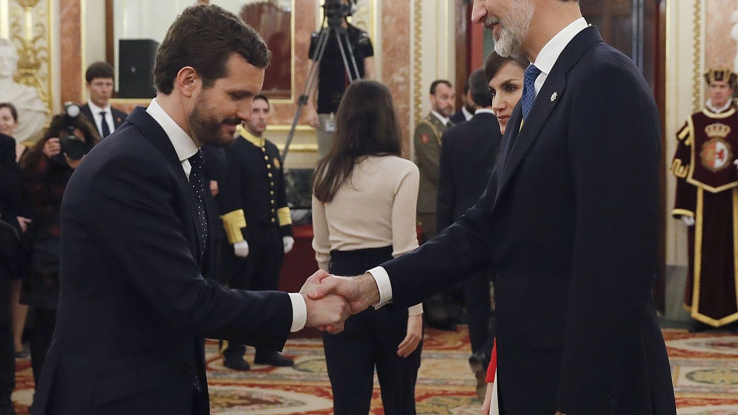 Pablo Casado saluda al rey Felipe y a la reina Letizia en un acto oficial. (EFE)