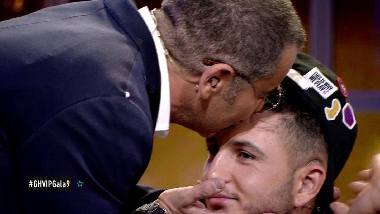 Jorge Javier besa a Omar. (Mediaset España)