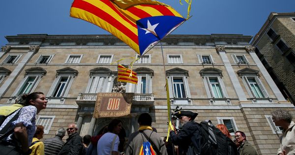 Foto: Esteladas en la puerta del Palacio de la Generalitat en Barcelona. (Reuters)