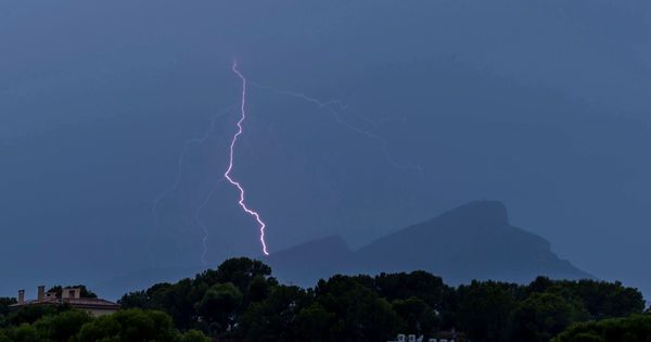 Foto: Un rayo cae sobre la isla de Dragonera, durante la tormenta que ha tenido lugar este martes en Andrach, en Mallorca. (EFE)