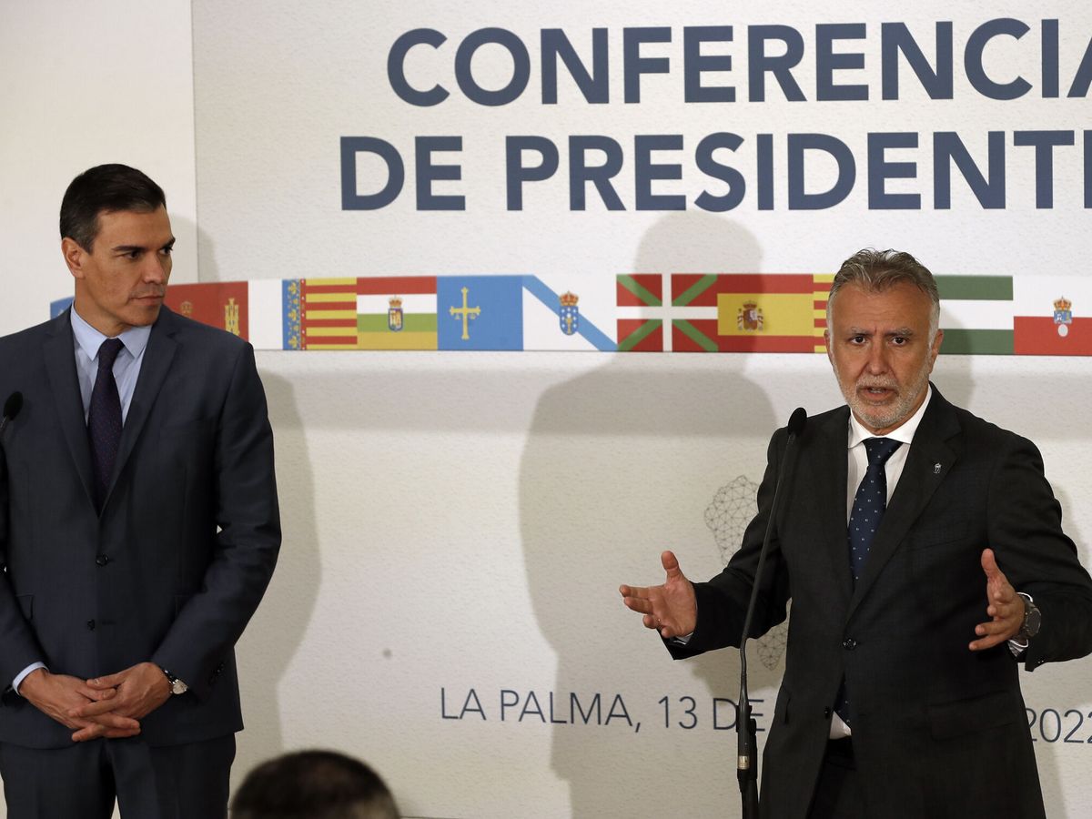Foto: El presidente del Gobierno, Pedro Sánchez, y su homólogo en Canarias, Ángel Víctor Torres. (EFE/Elvira Urquijo A.)