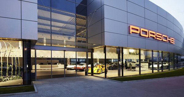 Foto: Aspecto moderno de la nueva sede de Porsche Ibérica y del Centro Porsche Madrid Norte. 