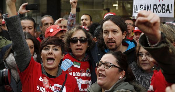 Foto: Gema María Gil (izq.) junto a otras 'espartanas' y el líder de Podemos, Pablo Iglesias, durante una manifestación promovida por trabajadores despedidos por Coca-Cola. (EFE)
