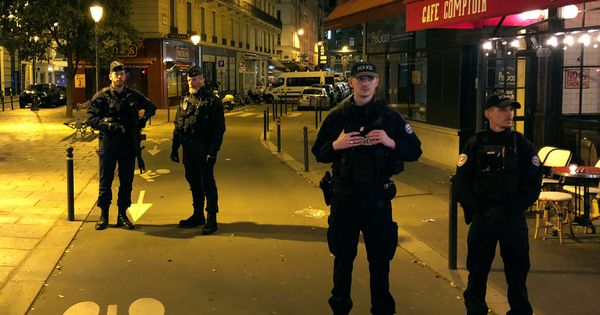 Foto: Varios policías impiden el paso en la calle donde un hombre ha acuchillado a varias personas en París. (Reuters)