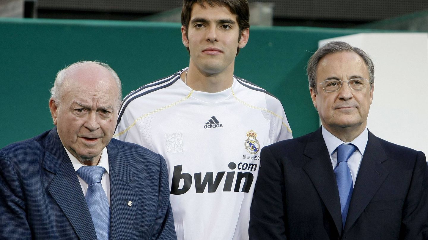 Kaká en su presentación del Real Madrid junto a Di Stéfano y Florentino. (Efe)