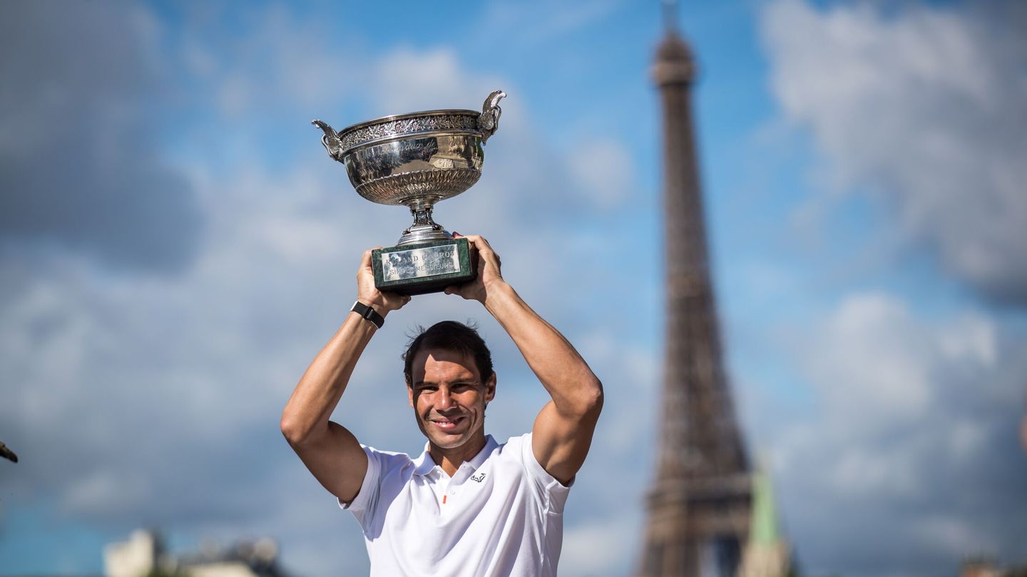 Rafa Nadal, con su 14º trofeo de Roland Garros. (EFE)