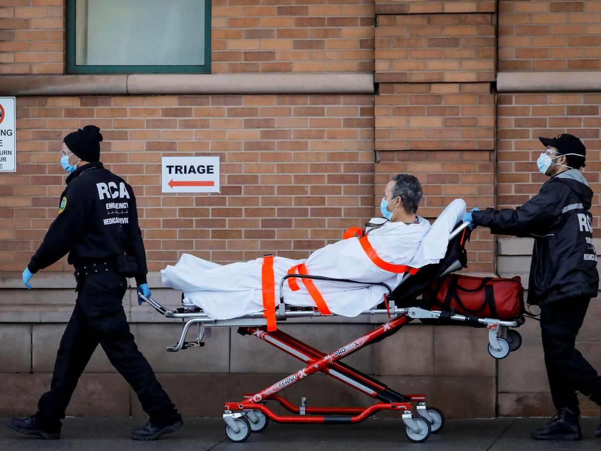 Foto: Paciente transportado a un centro médico en Nueva York durante la crisis del coronavirus(Reuters)