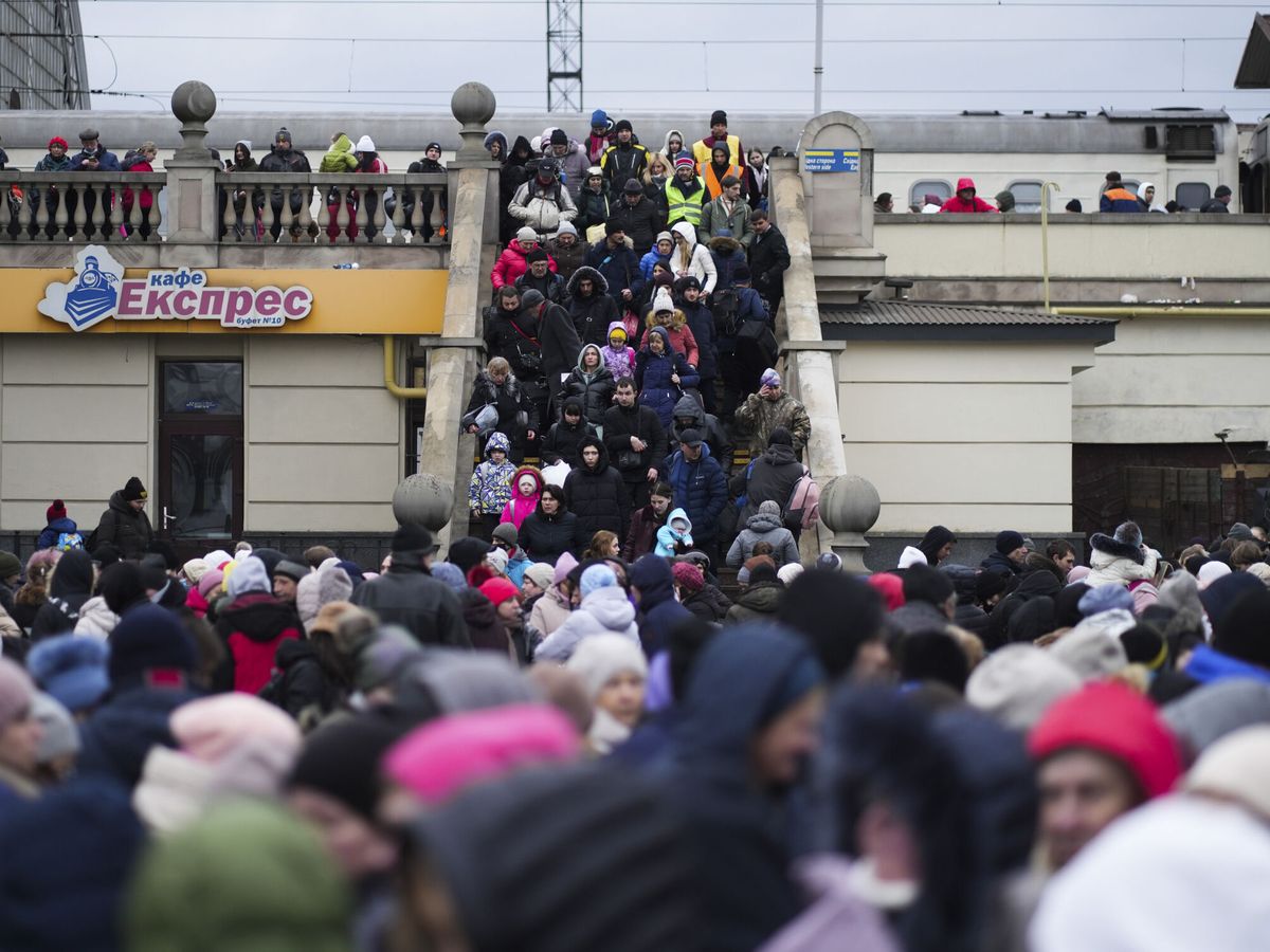 Foto: Miles de ucranianos intentan salir de Kiev en tren. (EFE/Borja Sánchez Trillo)