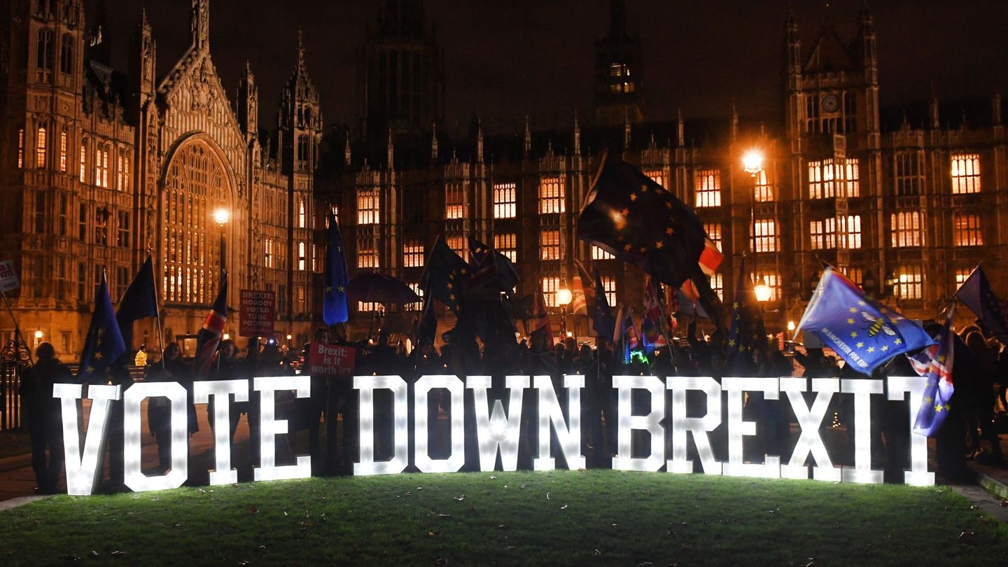 Manifestantes anti-Brexit protestan junto al Parlamento británico en Londres, el 10 de diciembre de 2018. (EFE)