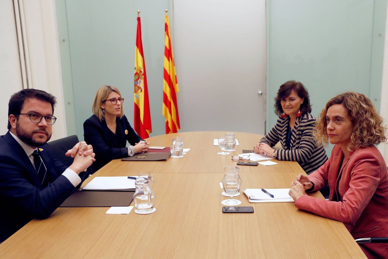Pere Aragonès, Elsa Artadi, Carmen Calvo y Meritxell Batet durante su reunión en Barcelona. (EFE)