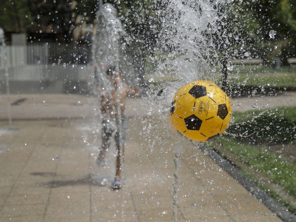 Foto: Unos niños juegan a la pelota. (EFE/ Pepe Torres)