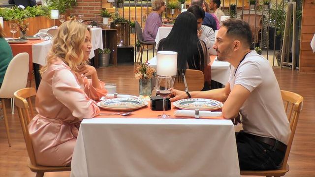 Volha y Pablo cenan en 'First Dates'. (Mediaset)
