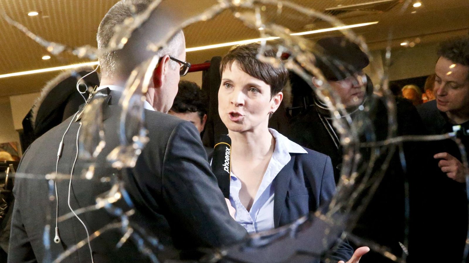 Foto: Frauke Petry, líder de Alternativa para Alemania, entrevistada tras conocerse los resultados electorales, en Berlín, el 13 de marzo de 2016 (Reuters).
